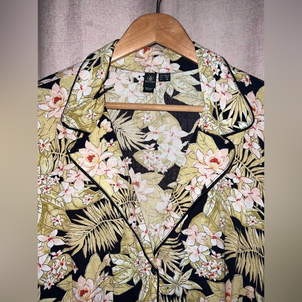 NWT Volcom ‘Frondly Fire’ Coverup Sz XL